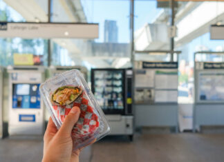 バンクーバーでスカイトレインの新しい「寿司の自動販売機」が破壊される コッキトラム市のLafarge Lake-Douglas Stationに設置されたすしの自動販売機。2023年8月3日。Photo from Translink website
