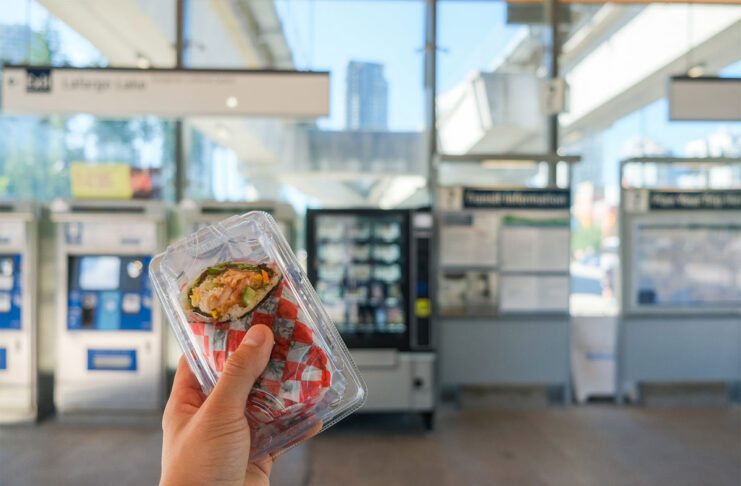 バンクーバーでスカイトレインの新しい「寿司の自動販売機」が破壊される コッキトラム市のLafarge Lake-Douglas Stationに設置されたすしの自動販売機。2023年8月3日。Photo from Translink website