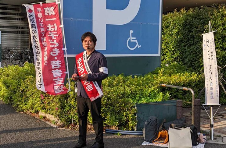 「若い人に選挙に関心を持ってもらいたい」Crescent Moon Enterprisesオーナー佐藤広樹さんに聞く(後編) 足立区議選挙に立候補して、選挙活動期間中に地元で街頭演説する佐藤広樹さん。2023年5月17日、東京都足立区。Photo by Japan Canada Today
