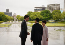 トルドー首相、G7で広島の平和記念資料館を2度訪問 平和記念資料館前で岸田首相夫妻の出迎えを受けるトルドー首相(左)。2023年5月19日、広島市平和記念公園。Photo credit: Adam Scotti/PMO