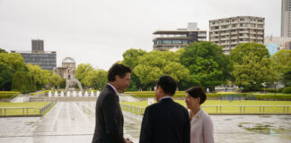 トルドー首相、G7で広島の平和記念資料館を2度訪問 平和記念資料館前で岸田首相夫妻の出迎えを受けるトルドー首相(左)。2023年5月19日、広島市平和記念公園。Photo credit: Adam Scotti/PMO