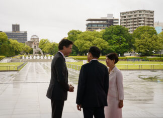 トルドー首相、G7で広島の平和記念資料館を2度訪問 平和記念資料館前で岸田首相夫妻の出迎えを受けるトルドー首相(左)。2023年5月19日、広島市平和記念公園。Photo credit: Adam Scotti/PMO