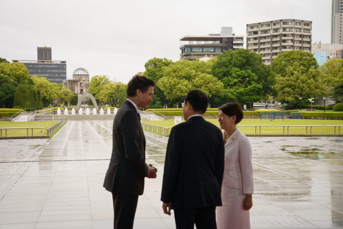 平和記念資料館前で岸田首相夫妻の出迎えを受けるトルドー首相（左）。2023年5月19日、広島市平和記念公園。Photo credit: Adam Scotti/PMO