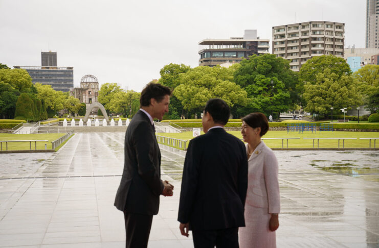 トルドー首相、G7で広島の平和記念資料館を2度訪問 平和記念資料館前で岸田首相夫妻の出迎えを受けるトルドー首相(左)。2023年5月19日、広島市平和記念公園。Photo credit: Adam Scotti/PMO