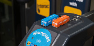 トランスリンク、トロリーバス運行75周年記念のキーホルダー型コンパスカード販売へ ミニトロリー・コンパスキーホルダー。左が一般用、右がコンセッション用。Photo provided by Translink