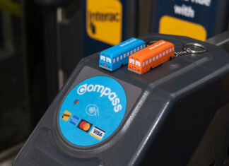 トランスリンク、トロリーバス運行75周年記念のキーホルダー型コンパスカード販売へ ミニトロリー・コンパスキーホルダー。左が一般用、右がコンセッション用。Photo provided by Translink