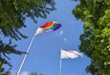 性の多様化教育への賛成・反対デモに数千人が参加で逮捕者も バンクーバー市役所前に掲げられたプライドウィーク開始を告げるレインボー旗。2023年7月31日、バンクーバー市。Photo by Japan Canada Today