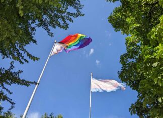 性の多様化教育への賛成・反対デモに数千人が参加で逮捕者も バンクーバー市役所前に掲げられたプライドウィーク開始を告げるレインボー旗。2023年7月31日、バンクーバー市。Photo by Japan Canada Today