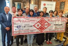 和歌山県三尾から「語り部ジュニア」がバンクーバーを訪問 「語り部ジュニア」一行と、イエルトンさん、高橋会長と一緒に。2023年8月18日、バンクーバー市。Photo by Japan Canada Today