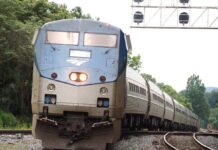 「カナダ“乗り鉄”の旅」第4回 カナダと米国の国境縦断列車、出ばなをくじかれた理由は アムトラックのディーゼル機関車が客車を引いた列車。「アディロンダック」ではありません(2023年7月22日、米バージニア州で大塚圭一郎撮影)