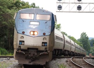 「カナダ“乗り鉄”の旅」第4回 カナダと米国の国境縦断列車、出ばなをくじかれた理由は アムトラックのディーゼル機関車が客車を引いた列車。「アディロンダック」ではありません(2023年7月22日、米バージニア州で大塚圭一郎撮影)