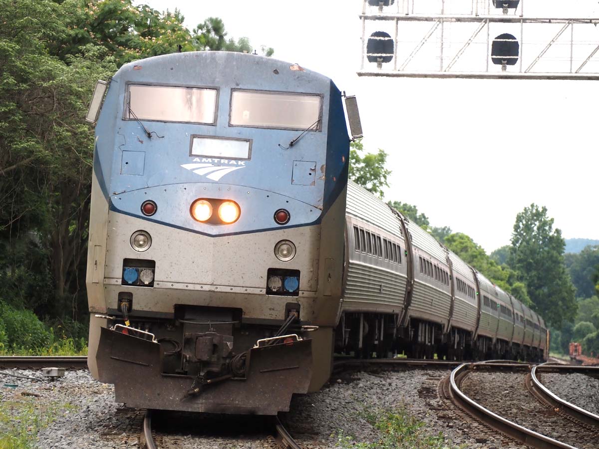 アムトラックのディーゼル機関車が客車を引いた列車。「アディロンダック」ではありません（２０２３年７月２２日、米バージニア州で大塚圭一郎撮影）