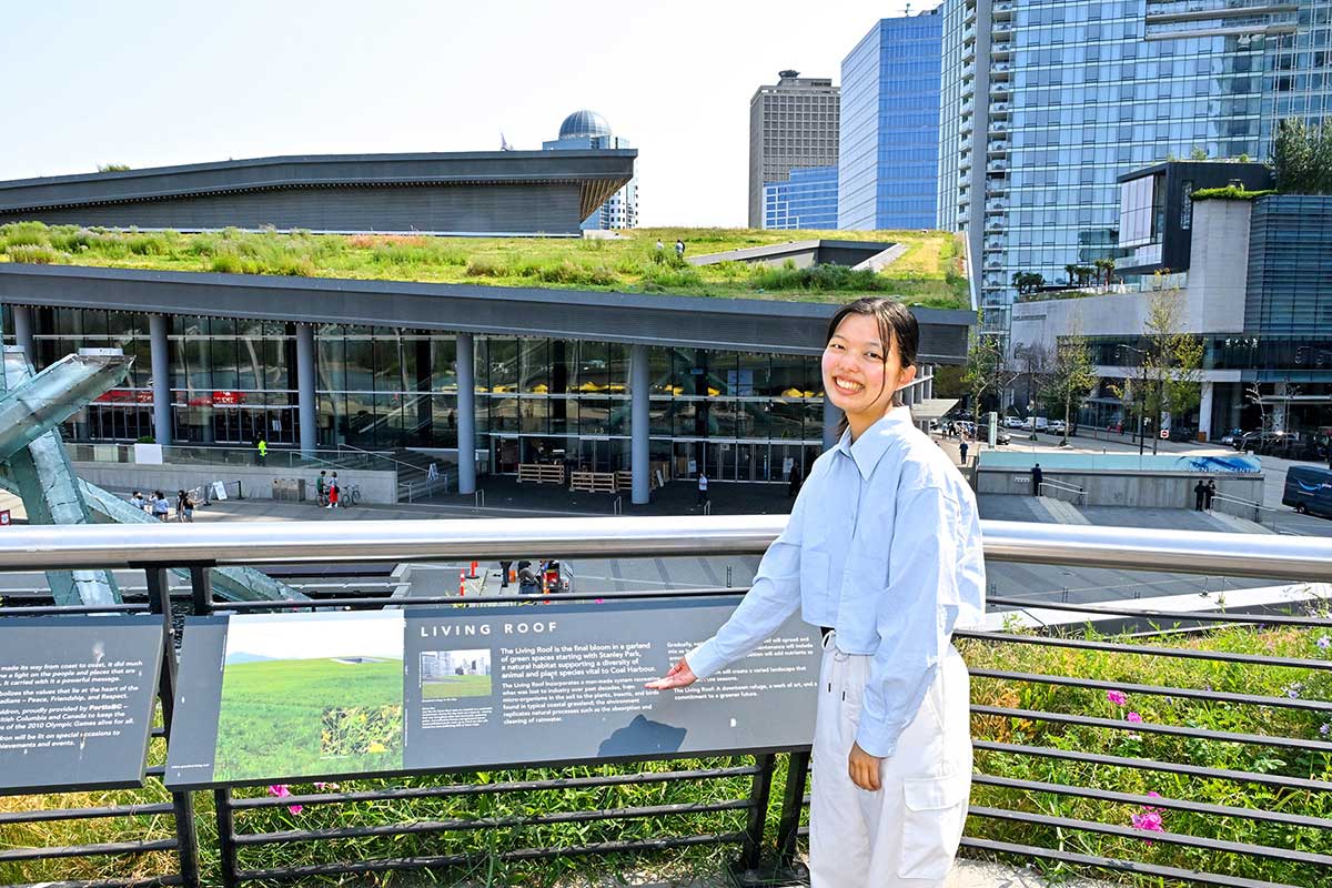 バンクーバー･コンベンションセンターの屋上縁化パネルの前で。2023年8月24日、バンクーバー市。Photo by Koichi Saito