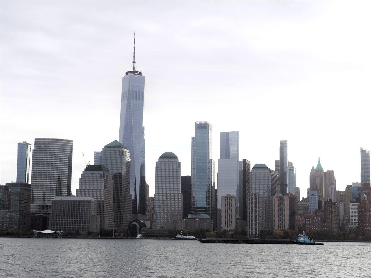 摩天楼が林立する米ニューヨーク中心部のマンハッタン（２２年１１月６日、米ニュージャージー州で大塚圭一郎撮影）
