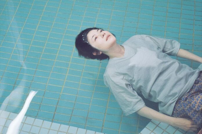 演技派女優の真木さん。「アンダーカレント」より。©2023