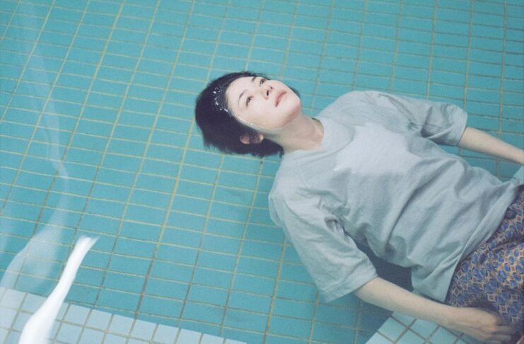 「静かな元気をくれる」映画『アンダーカレント』今泉力哉監督インタビュー 演技派女優の真木さん。「アンダーカレント」より。©2023"Undercurrent”FilmPartners