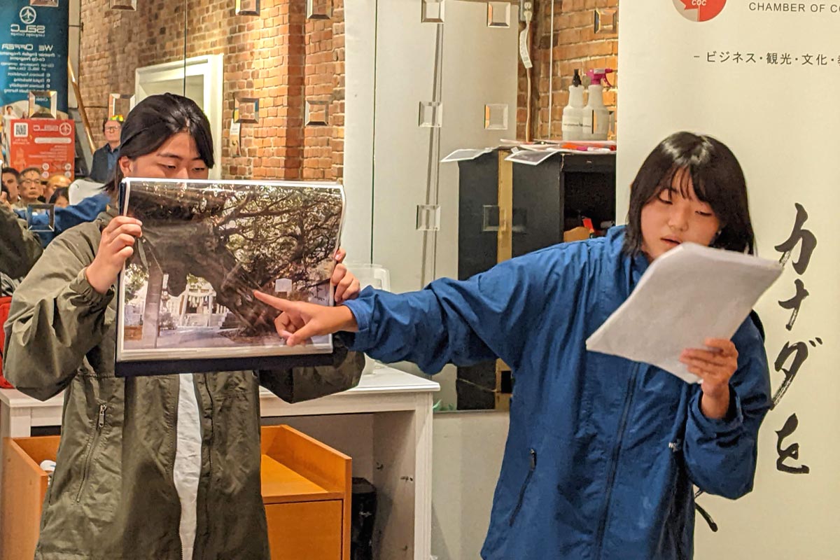 姉妹で発表、「語り部ジュニア」の森美月さん（左）と祐月さん。2023年8月18日、バンクーバー市。Photo by Japan Canada Today