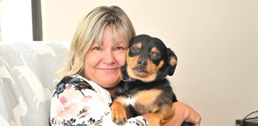 代表Jodiさん、取材が終わるのを辛抱強く待っていてくれた愛犬のBiggieと一緒に。2023年8月21日、BC SPCA Vancouver。Photo by ©Koichi Saito