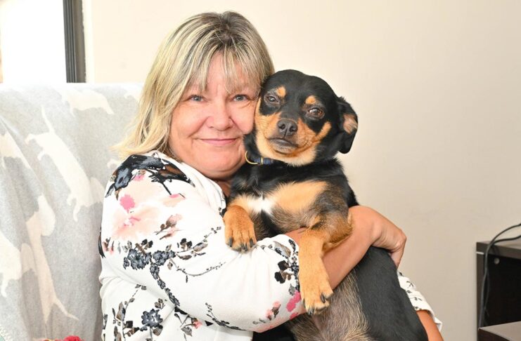 バンクーバーの動物福祉を考える(後編)「BC SPCAを北米最大の動物保護施設に成長させた成功秘話」 代表Jodiさん、取材が終わるのを辛抱強く待っていてくれた愛犬のBiggieと一緒に。2023年8月21日、BC SPCA Vancouver。Photo by ©Koichi Saito