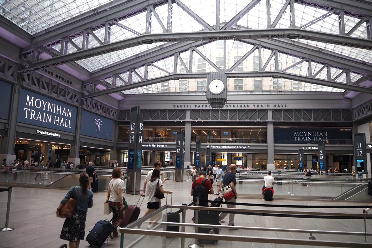 米ニューヨーク・ペンシルベニア駅のコンコース（２３年８月１４日、大塚圭一郎撮影）