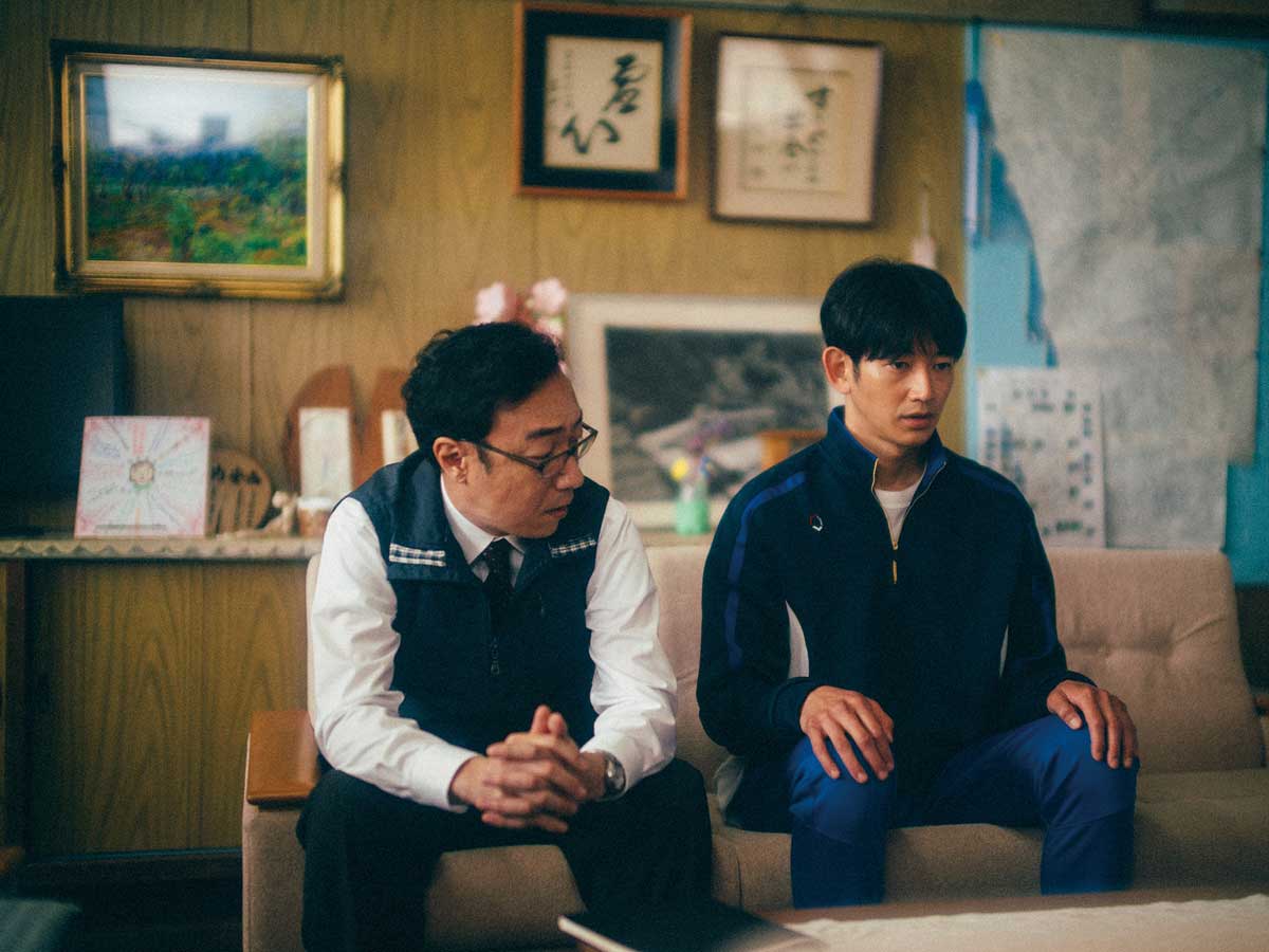 若手先生役がぴったりの永山瑛太さん（右）。映画「怪物（Monster）」より。Courtesy of VIFF