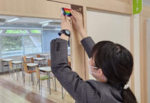 誰もが安心して参加できる研修で繋がることでパワーが生まれる:日本各地でインクルーシブ教育導入活動『All Means All 』を目指す 研修後東京都内の私立高にレインボーフラッグスティッカーが登場した!(写真:Ak Jump Educational Consulting Inc.)