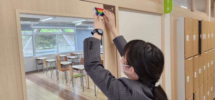 研修後東京都内の私立高にレインボーフラッグスティッカーが登場した！（写真：Ak Jump Educational Consulting Inc.）