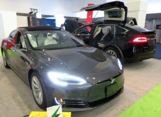 BC州で電気自動車の新しい充電器がお目見え、180キロ分を約10分でチャージ 2018年カナダプレースで開催された環境会議GLOBEに出展されていた電気自動車。2028年3月15日、バンクーバー市。Photo by Naomi Mishima