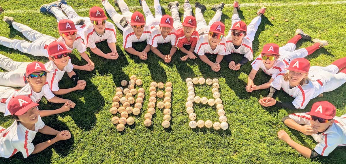 選抜チーム選手と朝日の文字。2023年10月7日、カムループス市。写真：Asahi Baseball Association