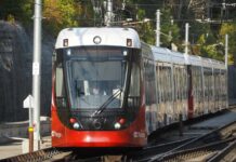 「カナダ“乗り鉄”の旅」第6回 空港アクセス鉄道、3都市目オタワの来年4月開業は可能? 日本などに続きカナダでも整備進む カナダの首都オタワを走るO-トレインのコンフェデレーション線(2023年9月28日、大塚圭一郎撮影)