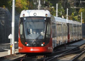 「カナダ“乗り鉄”の旅」第6回 空港アクセス鉄道、3都市目オタワの来年4月開業は可能? 日本などに続きカナダでも整備進む カナダの首都オタワを走るO-トレインのコンフェデレーション線(2023年9月28日、大塚圭一郎撮影)