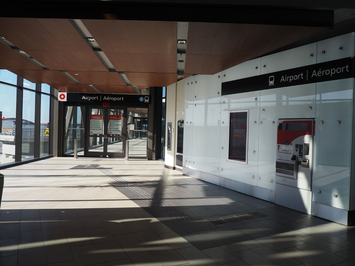 Ｏ－トレインのトリリウム線の開業を控えた空港駅の入り口（２０２３年１０月３日、大塚圭一郎撮影）