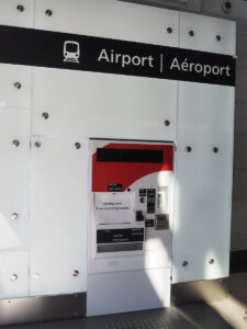 Ｏ－トレインのトリリウム線の空港駅に設置された自動券売機（２０２３年１０月３日、大塚圭一郎撮影）