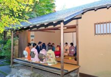 裏千家淡交会バンクーバー協会60周年記念茶会、新渡戸記念庭園で開催 新渡戸記念庭園の一望庵での茶会の様子。2023年10月7日、ブリティッシュコロンビア大学構内新渡戸記念庭園。Photo by Koichi Saito/Japan Canada Today