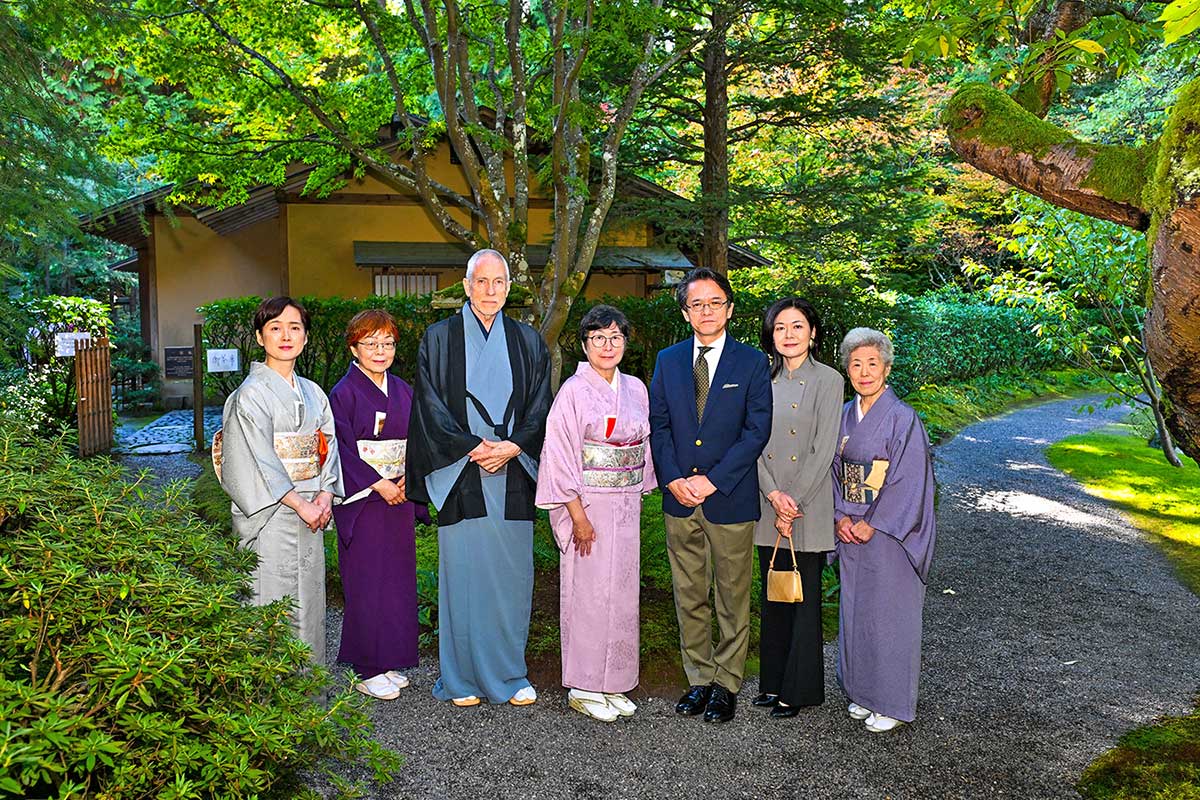 裏千家淡交会バンクーバー協会60周年記念茶会（左から）高橋恭子さん、森美和子さん、シュナイダー・キース裏千家出張所長、本間真理会長、丸山浩平総領事夫妻、境野章子さん。2023年10月7日、ブリティッシュコロンビア大学構内新渡戸記念庭園。Photo by Koichi Saito/Japan Canada Today