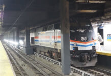 「カナダ“乗り鉄”の旅」第5回 美しいハドソン川辺の車窓、実は米国版「新幹線大爆破」に登場 全面再開の国境縦断列車 アムトラックの米加国境縦断列車「アディロンダック」(2023年9月23日、ニューヨーク・ペンシルベニア駅で大塚圭一郎撮影)