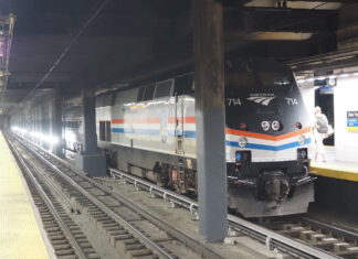 「カナダ“乗り鉄”の旅」第5回 美しいハドソン川辺の車窓、実は米国版「新幹線大爆破」に登場 全面再開の国境縦断列車 アムトラックの米加国境縦断列車「アディロンダック」(2023年9月23日、ニューヨーク・ペンシルベニア駅で大塚圭一郎撮影)