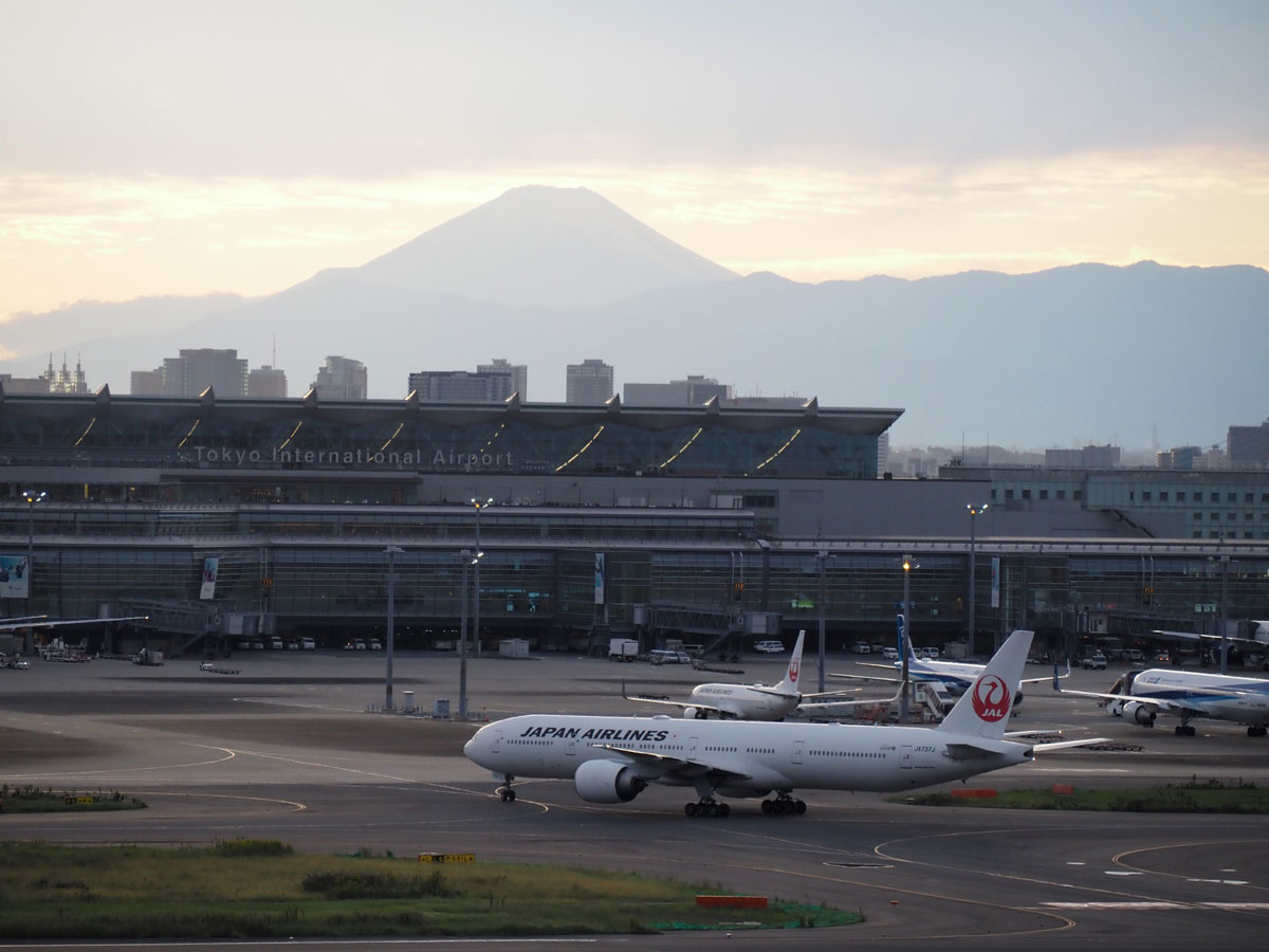 羽田空港第3ターミナル。奥は富士山（２０２０年１０月１８日、東京都港区で大塚圭一郎撮影）