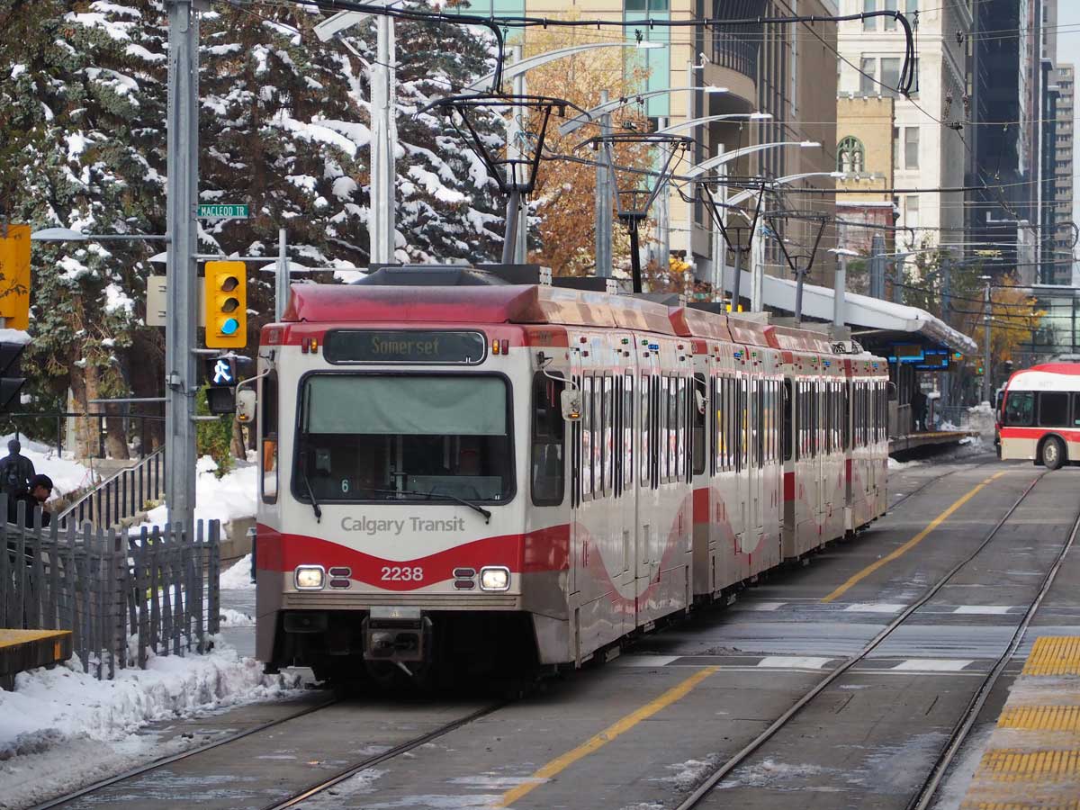 カナダ・カルガリー中心部を走る次世代型路面電車（ＬＲＴ）（２０１８年１０月４日、大塚圭一郎撮影）