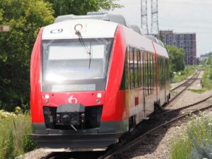 延伸工事のため現在は運休中のカナダ・オタワの鉄道「Ｏ－トレイン」の路線「トリリウム線」（２０１６年７月６日、大塚圭一郎）