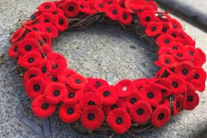 多くのポピーが寄せられたPoppy Wreath。2023年11月11日、バンクーバー市。Photo by Japan Canada Today