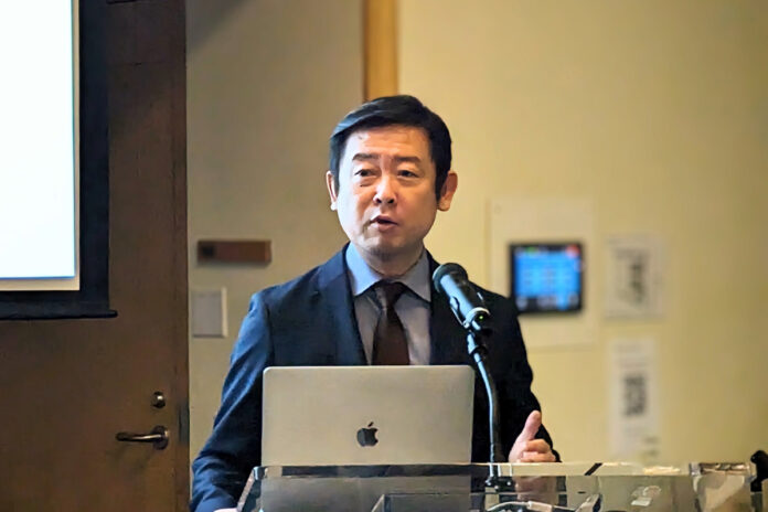 バンクーバーで講演する森聡・慶應大学教授。2023年11月2日、UBC。Photo by Japan Canada Today