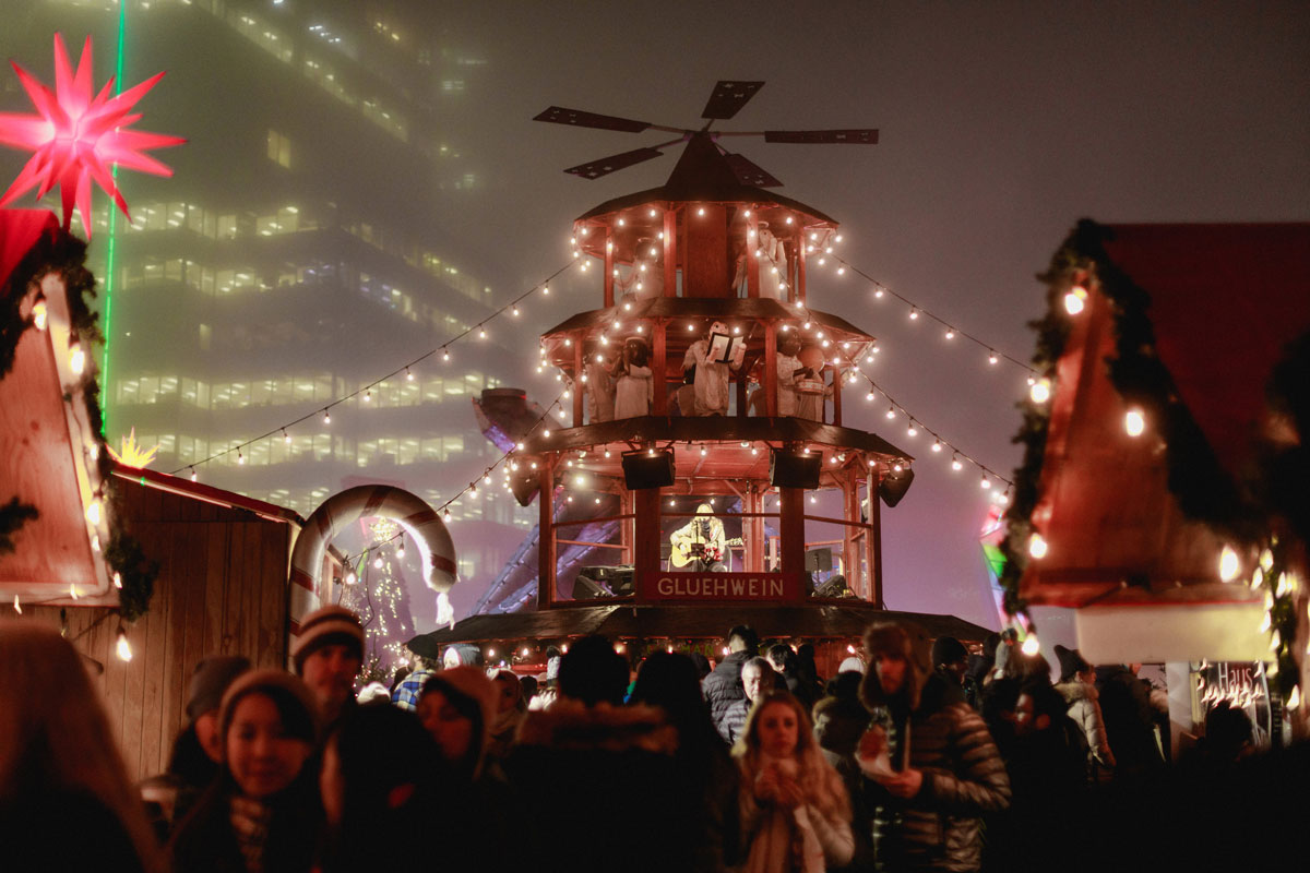 クリスマスマーケット・ピラミッド。中からはクリスマス音楽が...。Photo credit Vancouver Christmas Market