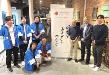 閖上メイプル館オープンから10年、櫻井氏講演と立命館永野ゼミ防災ワークショップを開催 永野ゼミ生4人、永野准教授、櫻井氏、日加商工会サミー高橋会長、ケイシー若林副会長、ウィットレッド副会長。2023年11月5日、バンクーバー市内。写真提供:日本カナダ商工会議所