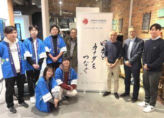 閖上メイプル館オープンから10年、櫻井氏講演と立命館永野ゼミ防災ワークショップを開催 永野ゼミ生4人、永野准教授、櫻井氏、日加商工会サミー高橋会長、ケイシー若林副会長、ウィットレッド副会長。2023年11月5日、バンクーバー市内。写真提供:日本カナダ商工会議所