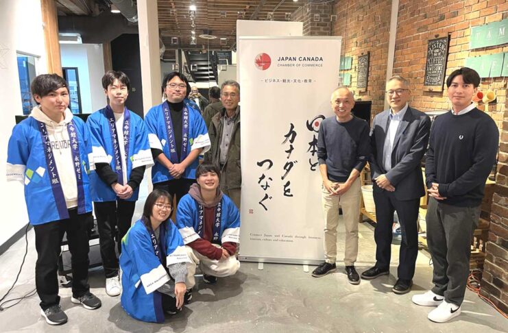 閖上メイプル館オープンから10年、櫻井氏講演と立命館永野ゼミ防災ワークショップを開催 永野ゼミ生4人、永野准教授、櫻井氏、日加商工会サミー高橋会長、ケイシー若林副会長、ウィットレッド副会長。2023年11月5日、バンクーバー市内。写真提供:日本カナダ商工会議所