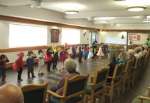 グラッドストーン日本語学園「4年ぶりに日系ホームでハロウインの歌の発表」 グラッドストーン日本語学園の園児による日系ホーム訪問ハロウインの発表会。2023年10月27日、日系ホーム。写真:グラッドストーン日本語学園