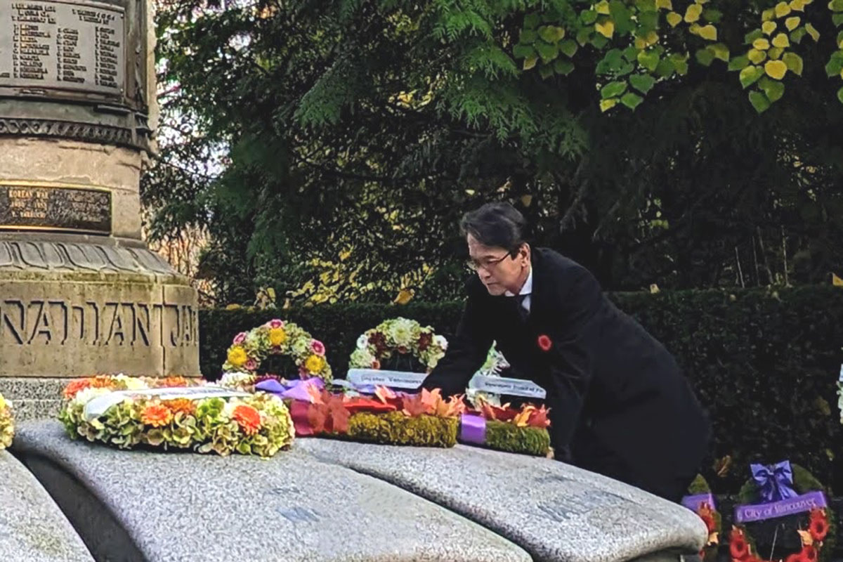 花輪を捧げる丸山総領事。2023年11月11日、バンクーバー市。Photo by Japan Canada Today