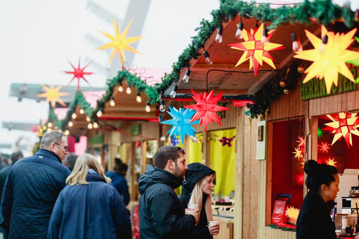 ショッピングもクリスマスマーケットの楽しみの一つ。Photo credit Vancouver Christmas Market