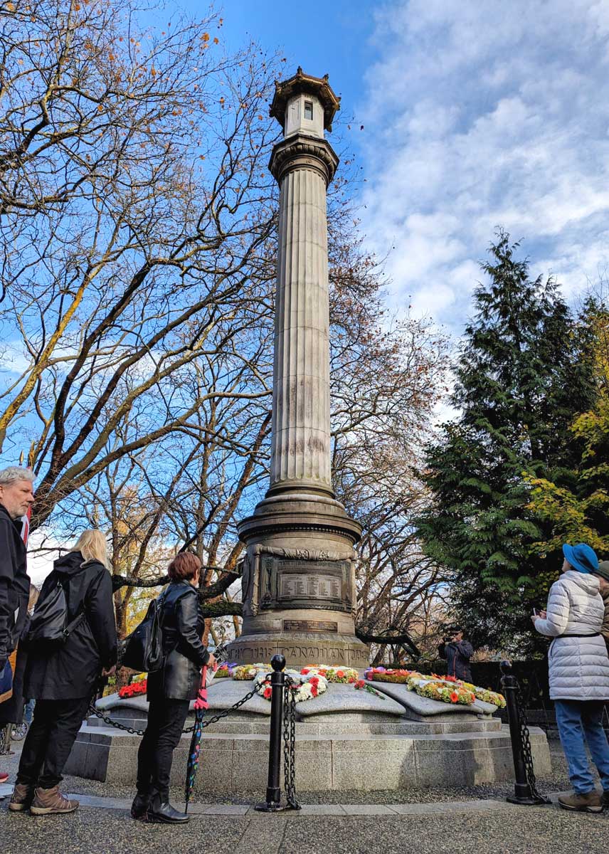式典後には多くの人が花輪が捧げられた記念碑を囲んでいた。2023年11月11日、バンクーバー市。Photo by Japan Canada Today